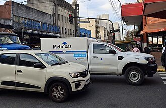 Un auto volcó tras chocar en Flores: el conductor dijo que se quedó dormido al volante