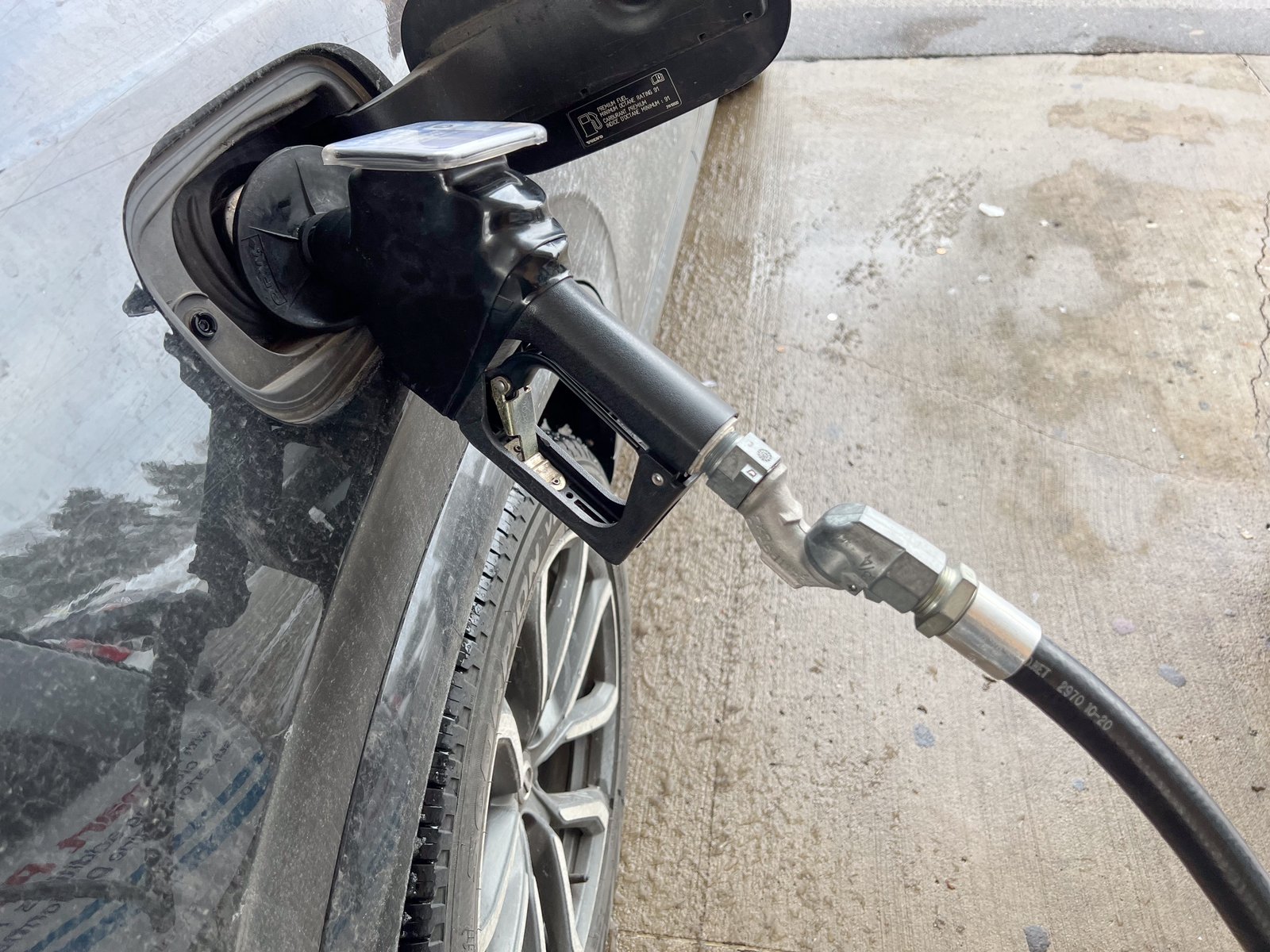 El Gobierno confirmó que en octubre se aplican los impuestos pendientes a los combustibles: cuánto podría subir la nafta
